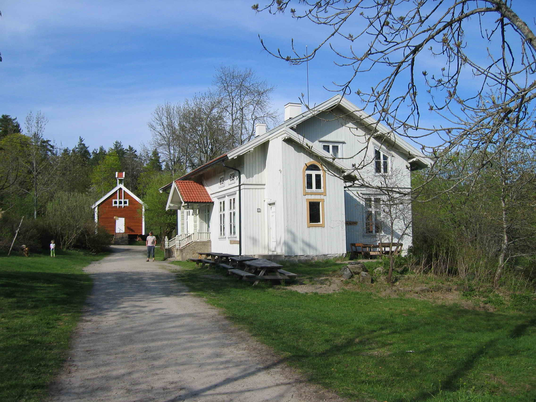 ** PLEASE DESCRIBE THIS IMAGE **